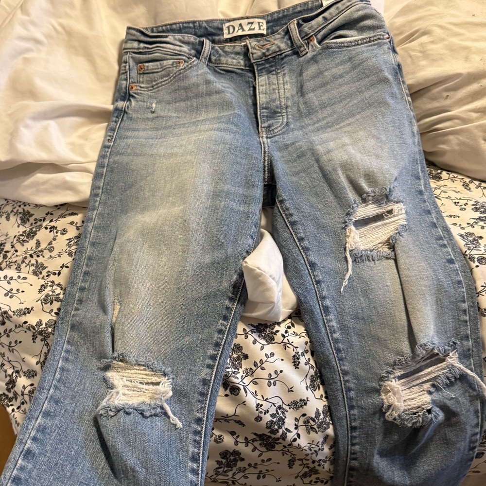 Distressed DAZE jeans 28. High rise crop. Worn 2x.